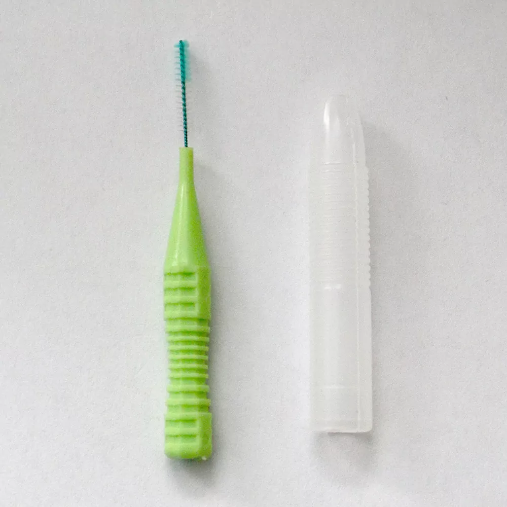 Cepillo interdental con mango de plástico